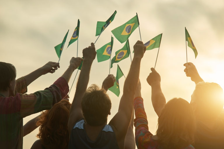 Brasil volta a exigir visto aos turistas canadianos