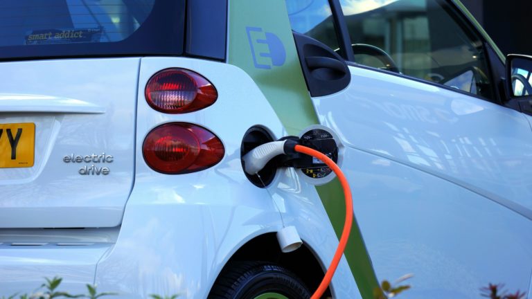 Interesse dos canadianos em carros elétricos cai