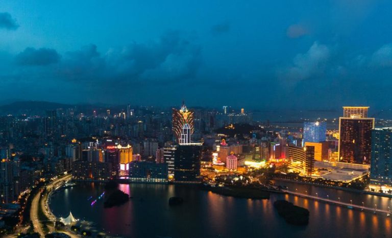 Economia de Macau encolhe pela primeira vez em dois anos