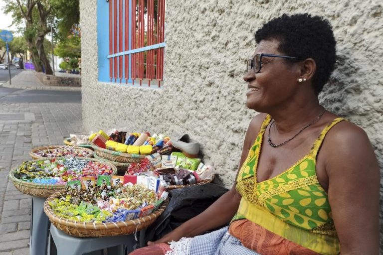 Crédito a mulheres e comércio domina microfinanças em Cabo Verde