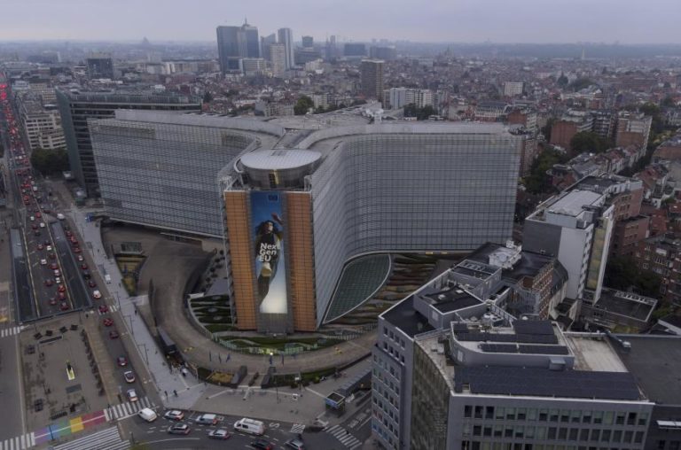 Bruxelas propõe tarifas a produtos dos EUA de 95.000 ME e prepara litígio na OMC