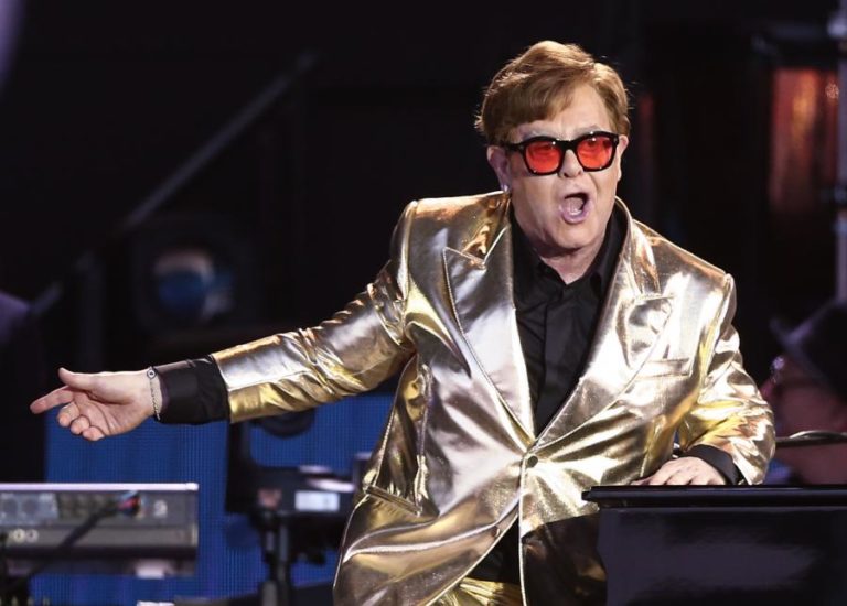 Elton John afirma-se “traído” por governo britânico em matéria de direitos de autor