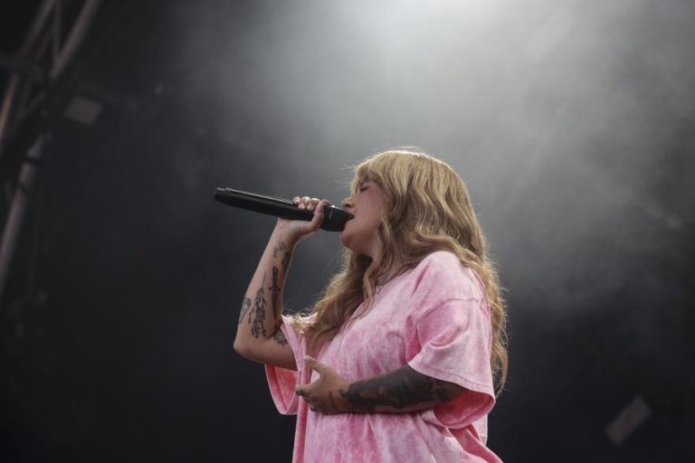 Carolina Deslandes edita hoje um álbum “completamente diferente” de tudo o que já fez