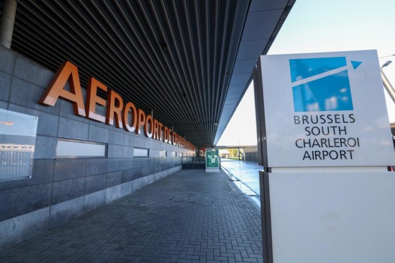 Operações no aeroporto belga de Charleroi encerradas por ameaça de bomba