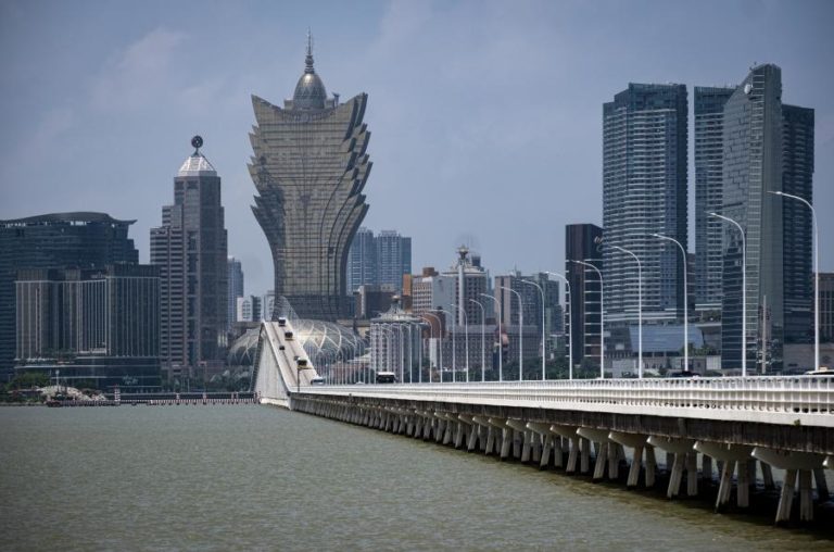 Governo de Macau exclui imprensa online e mensal após detenção de jornalistas