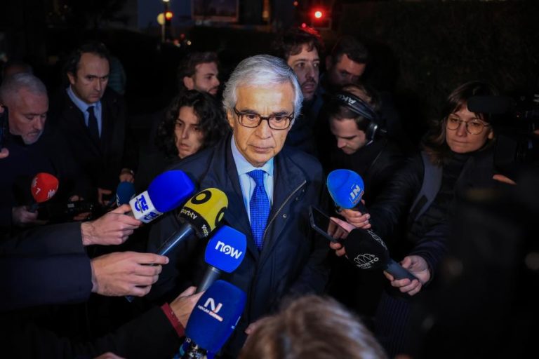 Aguiar Branco diz que se vive momento crítico e apelou ao voto