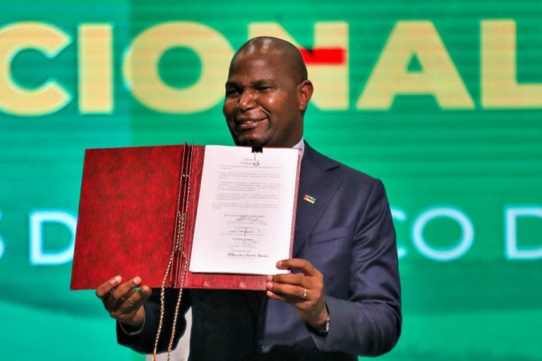 Parlamento moçambicano inicia hoje debate do primeiro orçamento de Daniel Chapo