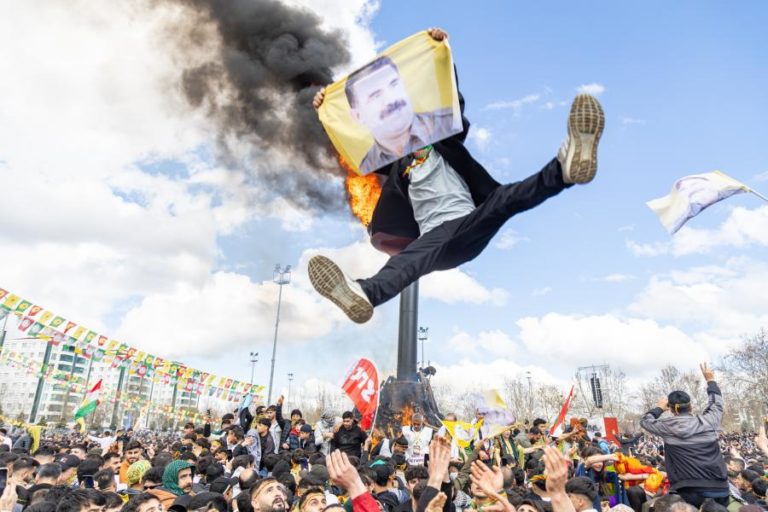 Guerrilha curda do PKK anuncia dissolução e fim de 40 anos de luta armada