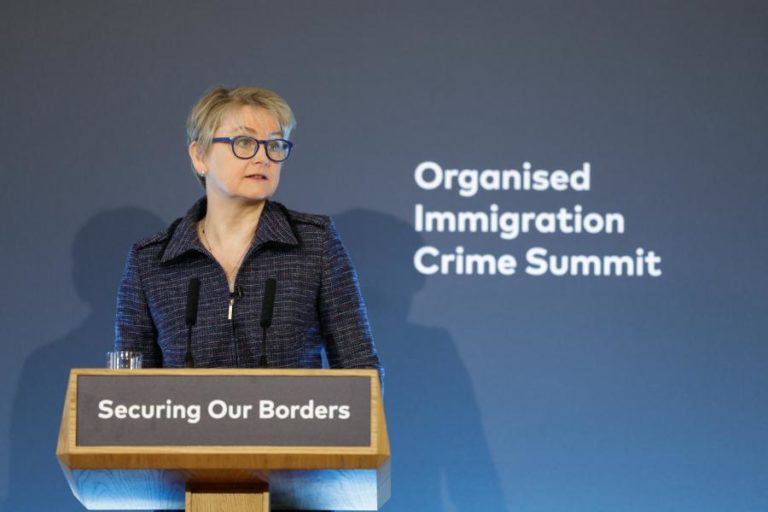 Governo britânico vai dificultar obtenção de vistos de trabalho e facilitar deportações