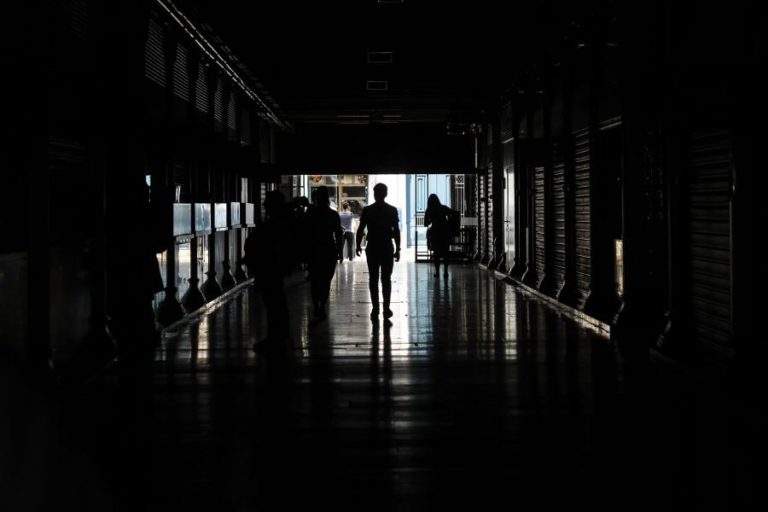 Relatório considera que comunicação do Governo sobre apagão contribuiu para desinformação