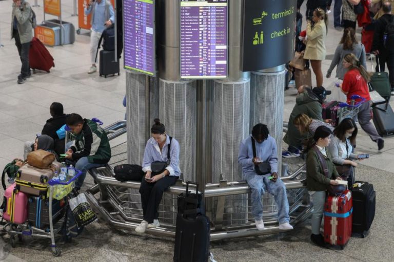 Constrangimentos nos postos fronteiriços geram filas no Aeroporto de Lisboa