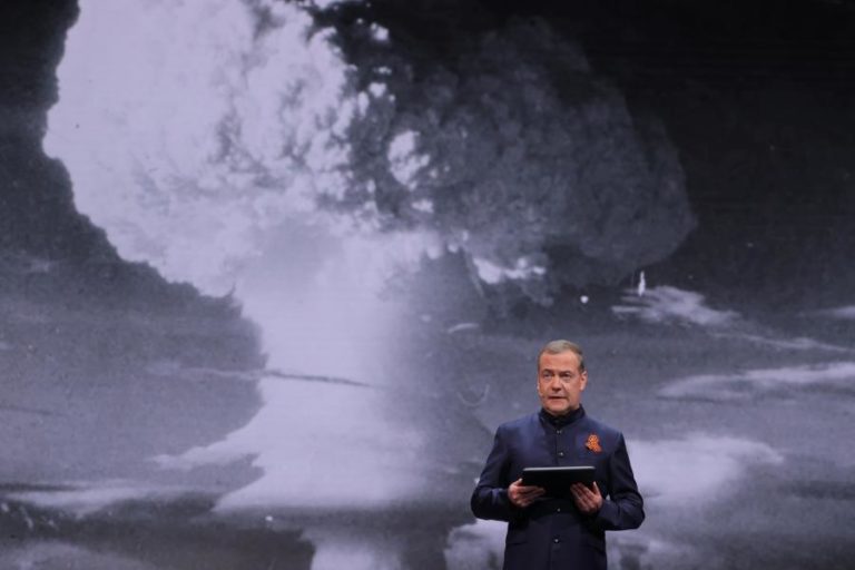 Ucrânia: Ex-presidente russo Medvedev alerta Trump para risco de “3.ª Guerra Mundial”