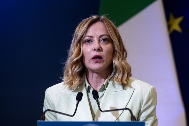 Meloni acusa juízes de quererem manter em Itália imigrantes ilegais criminosos