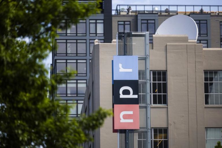 NPR e várias rádios locais dos EUA processam Governo Trump por corte de financiamento