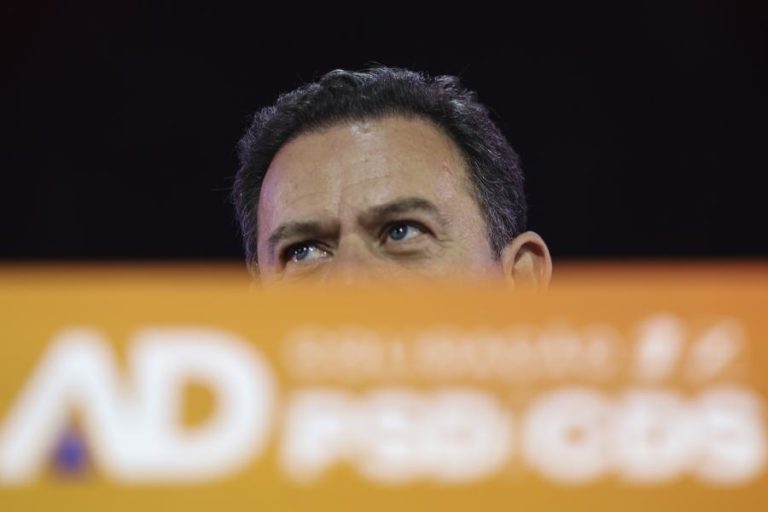AD ganha com mais de meio milhão de votos ao 2º e 3º mas “encolhe” vantagem sobre Chega face a 2024