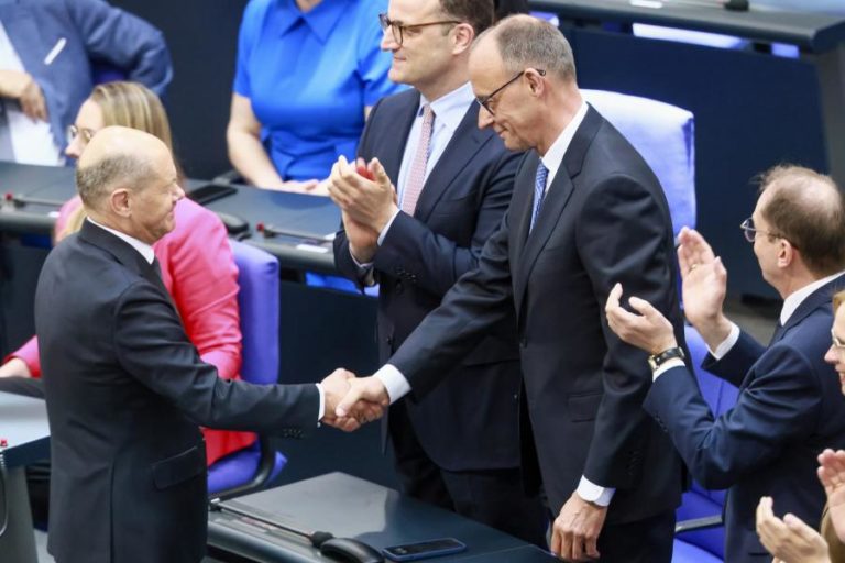 Friedrich Merz eleito chanceler da Alemanha no parlamento à segunda volta