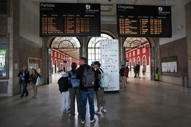 Greve na CP suprimiu 62% dos comboios previstos até às 19:00