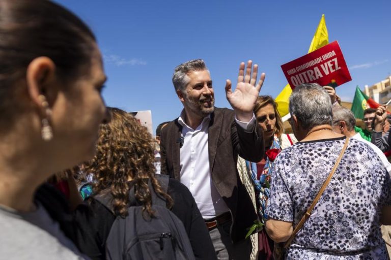 Entre rosas, frutas e fotografias Pedro Nuno acredita na vitória no Algarve