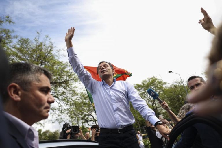 Montenegro desejaria “boa campanha” a Pedro Nuno se se tivessem cruzado em Évora