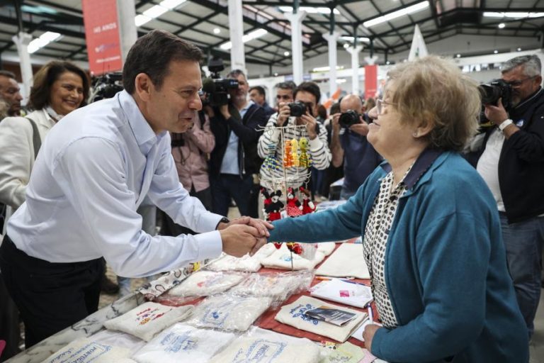 Montenegro ouve queixas de cortes de Passos nas reformas e insiste que podem confiar