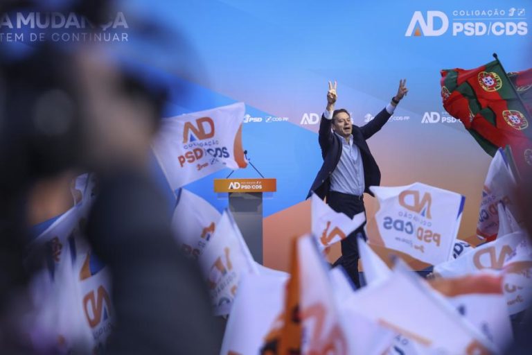 Montenegro promete esperança e segurança e lamenta que adversários andem zangados