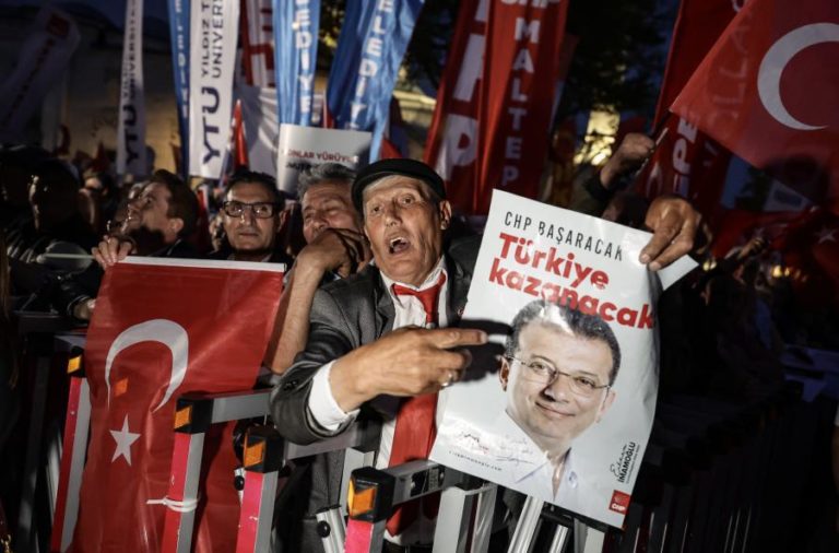 Oposição junta dezenas de milhares de pessoas em Istambul