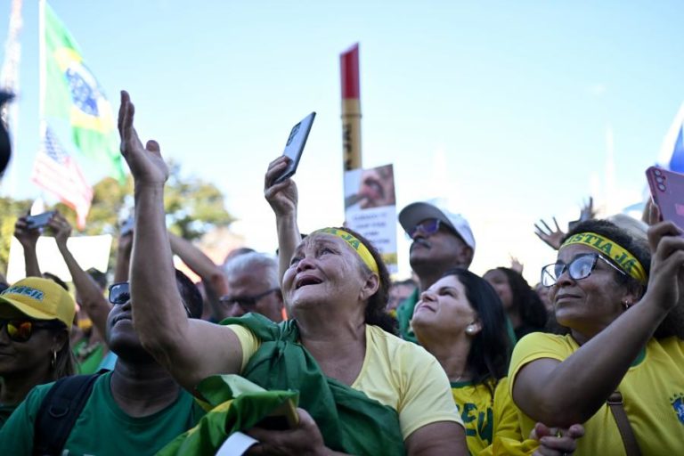 Manifestantes bolsonaristas pedem amnistia no regresso ‘ao lugar do crime’