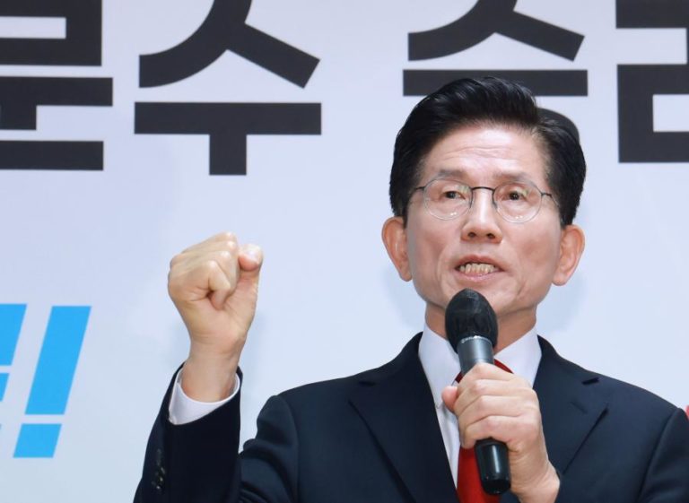 Kim Moon-soo confirmado candidato presidencial do partido no poder na Coreia do Sul