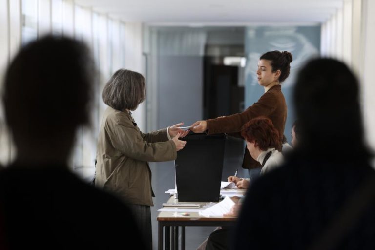 Cidade Universitária enche-se para voto antecipado num processo sem filas