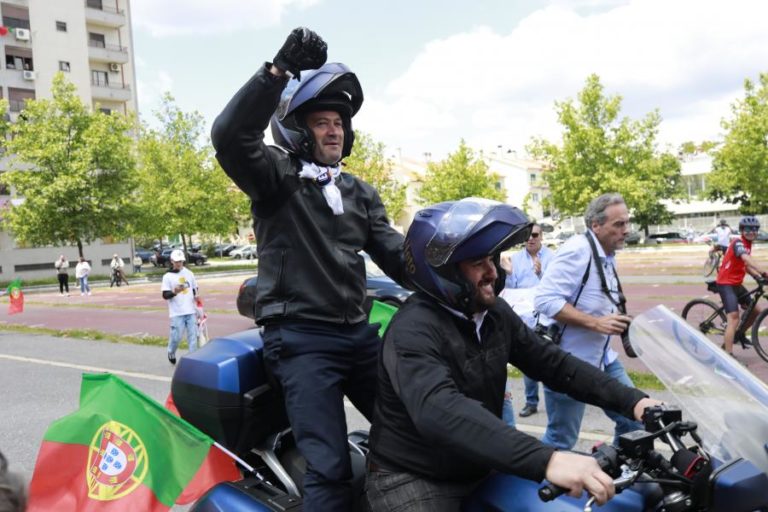 Ventura agradece a polícias que têm acompanhado ações de campanha do Chega