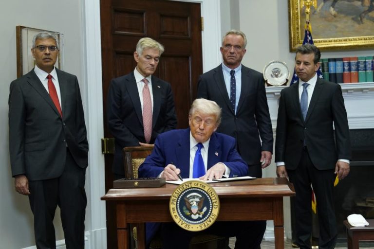 Trump admite aliviar sanções para permitir “novo começo” para a Síria