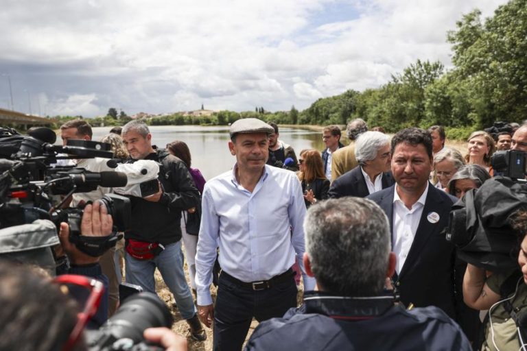 Montenegro defende que “maiores defensores do ambiente e animais” são os agricultores