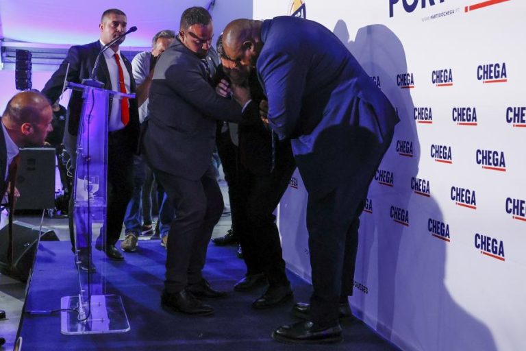 Presidente do Chega sente-se mal e é retirado do palco em Tavira