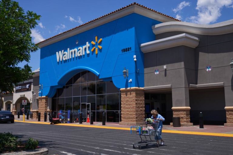 Trump ataca retalhista Walmart para não aumentar preços devido às suas tarifas
