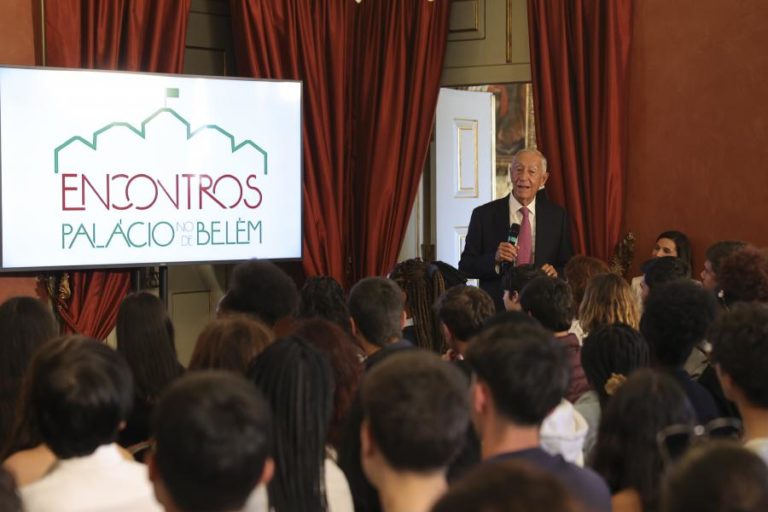 Marcelo afirma que irá procurar solução “melhor ou menos má” e que “decisivo é o povo”