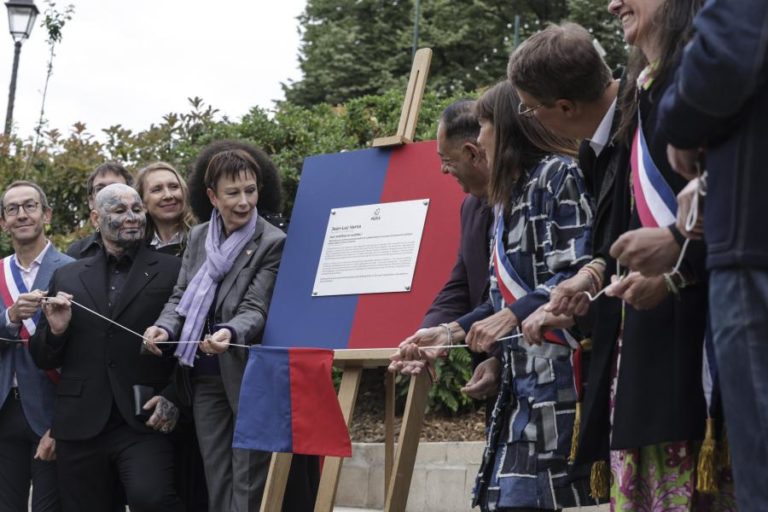 Paris inaugura memorial em honra das vítimas homossexuais deportadas por forças nazis