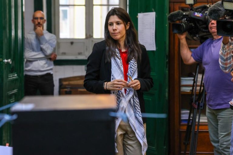 Mariana Mortágua lembra 50 anos de eleições livres e apela ao voto em “propostas úteis”