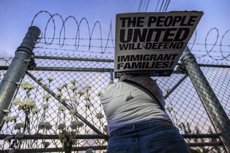 Supremo Tribunal dos EUA reabre processo de deportação em massa de migrantes