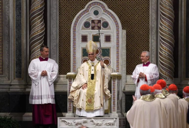 Papa toma posse da cátedra como Bispo de Roma na Basílica de Latrão