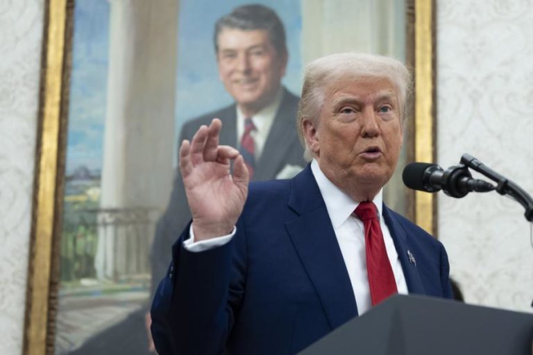 Trump nega estar a recuar e fala de estratégia de negociação