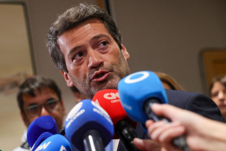 Ventura assume-se como líder da oposição ao “bloco central de interesses”