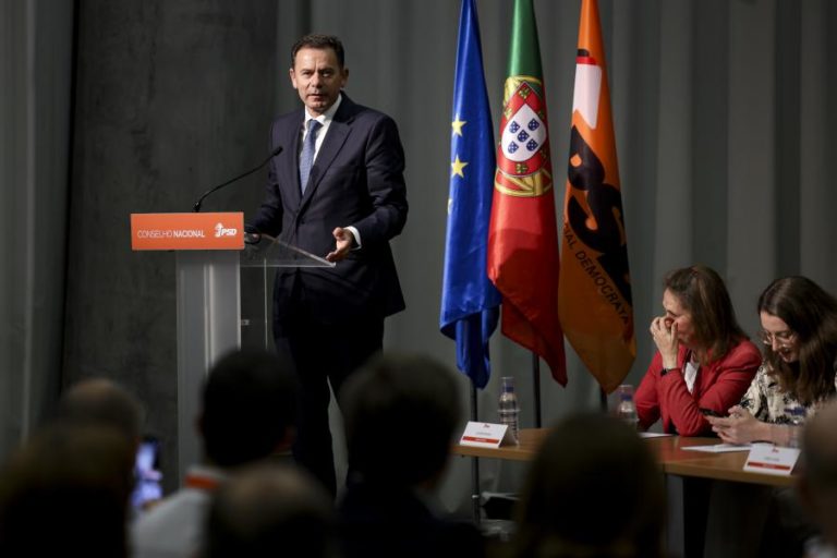 Montenegro aponta revisão constitucional como “assunto arrumado” e quer prioridade a combate à burocracia