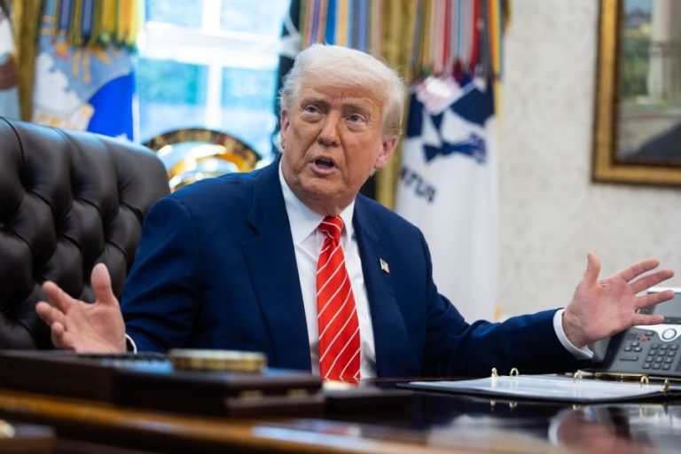 UE “lamenta profundamente” taxas anunciadas por Trump sobre o aço