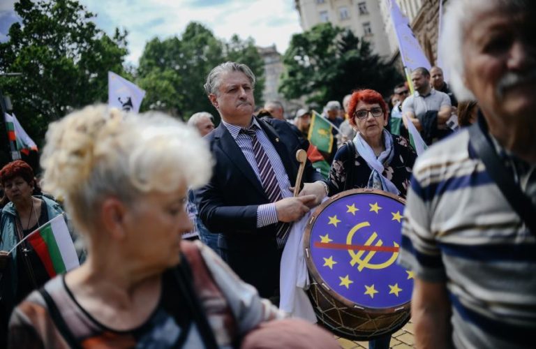 Milhares de manifestantes contra adoção do euro na Bulgária a partir de 2026