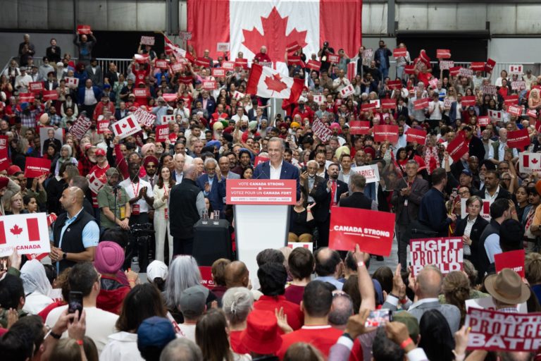 Trump volta a ameaçar Canadá, enquanto país fecha contagem de votos