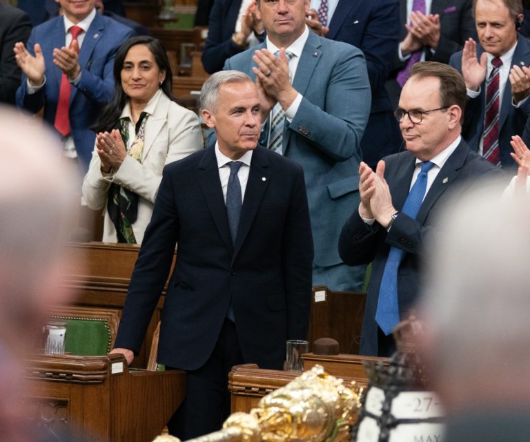 Parlamento retoma trabalhos sob nova provocação de Trump