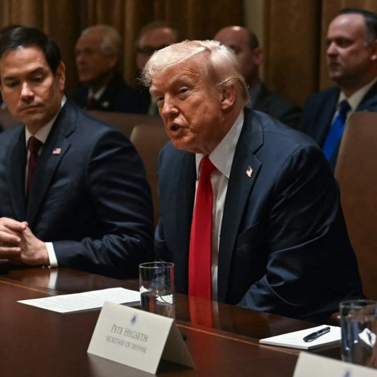Trump assina ordem que alivia tarifas sobre setor automóvel