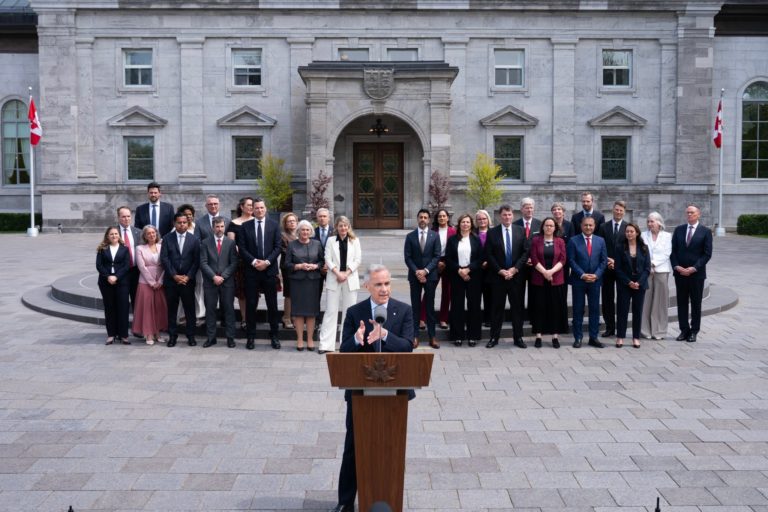Governo de Carney inicia funções com promessa de alívio fiscal