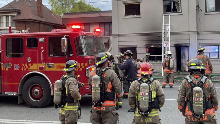 3 pessoas hospitalizadas após incêndio em edifício em Toronto