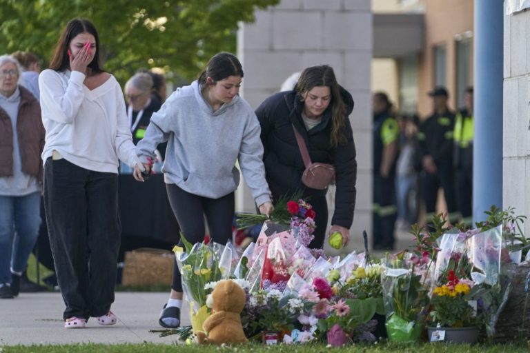 Acidente em Ontário mata quatro adolescentes e um professor